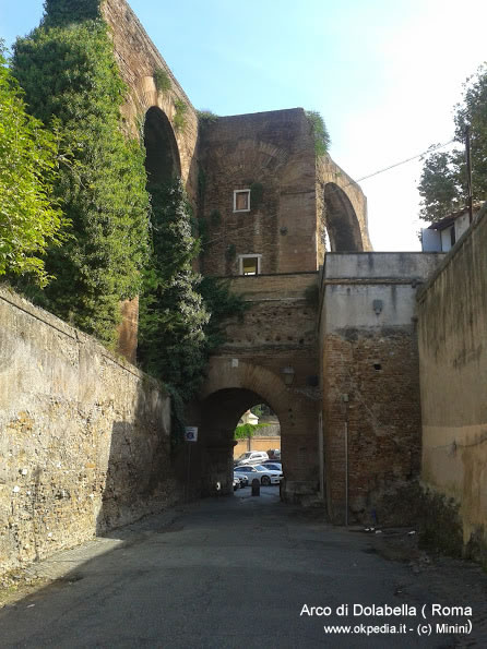 Arco di Dolabella nell'antica Porta Caelimontana a Roma e l'acquedotto di Nerone (sulla sinistra)