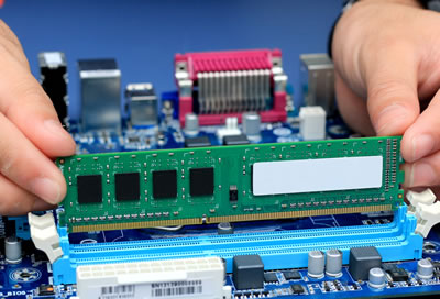 COME INSERIRE UNA MEMORIA RAM NEGLI SLOT DELLA SCHEDA MADRE DEL COMPUTER